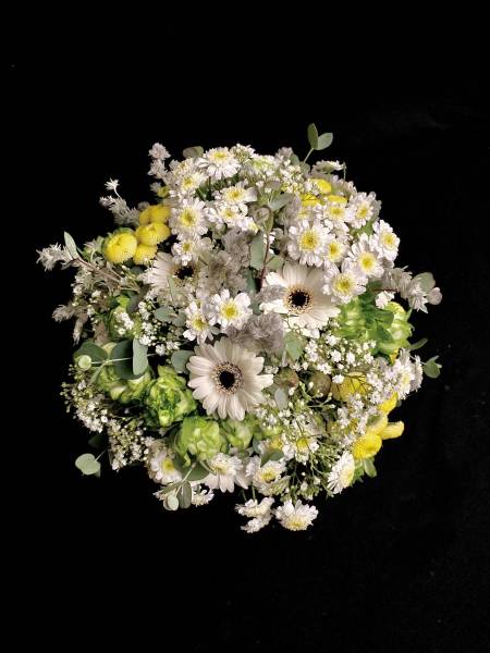 Flower：スプレーバラ、ガーベラ、かすみ草、マトリカリア、マム、ユーカリ